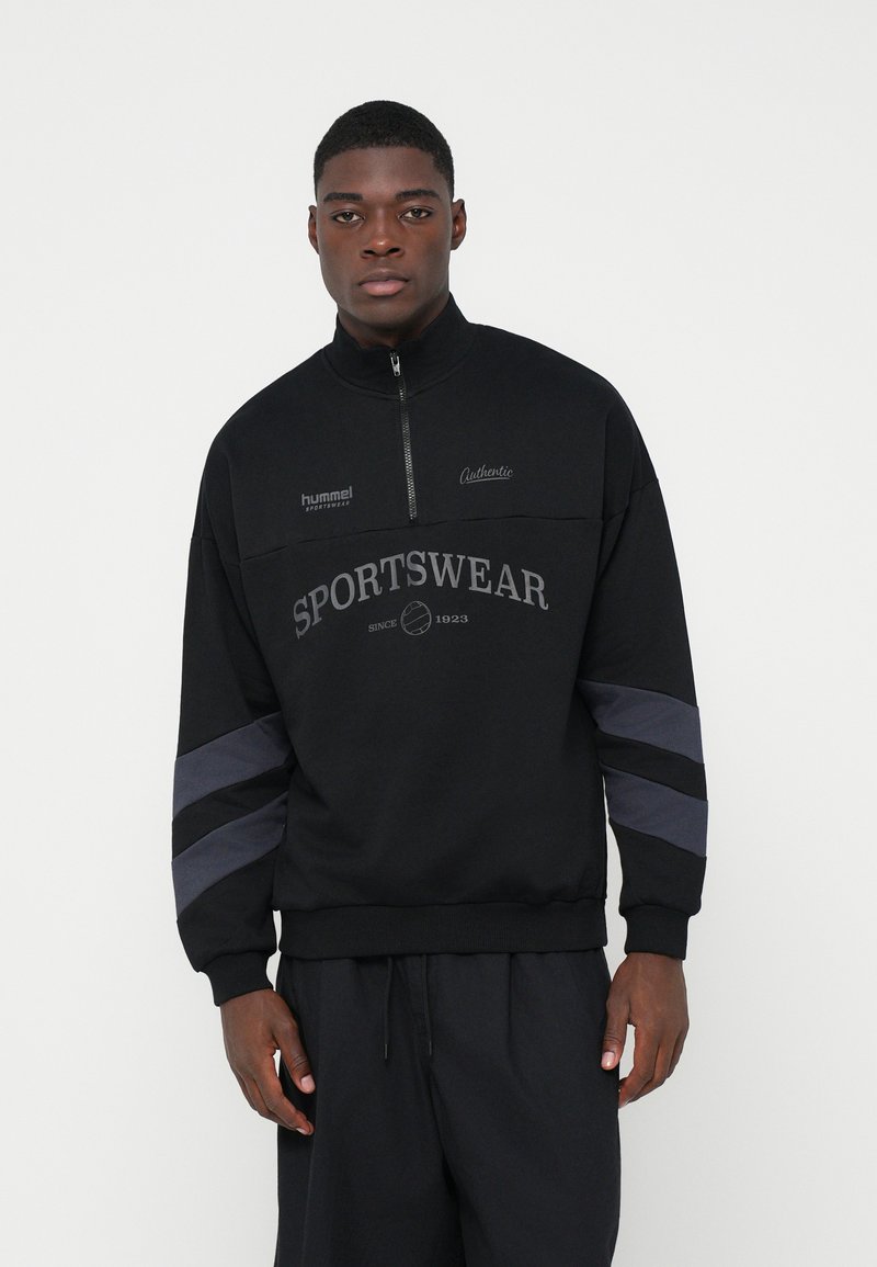 Felpa sportiva nera con collo alto, mezza cerniera, stampa grigia "SPORTSWEAR" e strisce grigio scuro a contrasto sulle maniche.