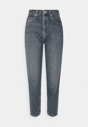 Jean bleu taille haute, coupe droite, avec poches avant, fermoir bouton et fermeture éclair, et détails délavés.