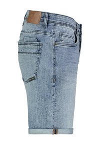 Denim-Shorts in Hellblau mit einer verwitterten Struktur, ausgestattet mit einem umgeschlagenen Saum, mehreren Taschen und einem Lederpatch am hinteren Bund.