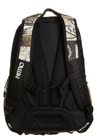 Mochila negra con correas de malla acolchadas, que presenta un diseño gráfico colorido en la parte superior y una marca en el lateral en blanco.