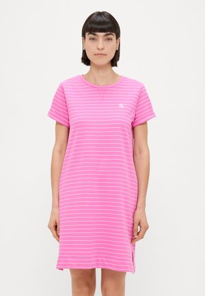 Rožinė trumpomis rankovėmis suknelė su baltomis horizontaliomis juostelėmis, apvaliu iškirpimu ir šoninėmis iškirpėmis. Pirmoje pusėje yra mažas logotipas. Pagaminta iš medvilnės.