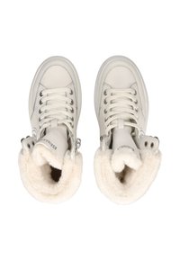 Witte hoge sneakers met een zachte, luchtige voering, ronde neus en veters. Voorzien van metalen oogjes en een logo op het enkelgebied.