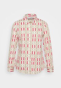 Camicia bianca a maniche lunghe con righe rosse e un motivo a catena dorata. Presenta una chiusura a bottoni e polsini con dettagli coordinati.