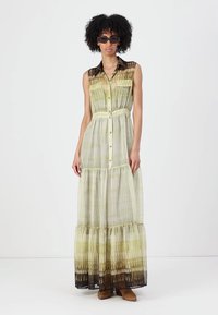 Abito lungo in tessuto trasparente e leggero, caratterizzato da una sfumatura che va dal verde chiaro al nero. Design con bottoni, gonna a più strati e colletto.