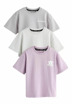 Drei kurzärmelige AllSaints-T-Shirts in Grau, Off-White und Lavendel mit Markenlogos auf der linken Brust.