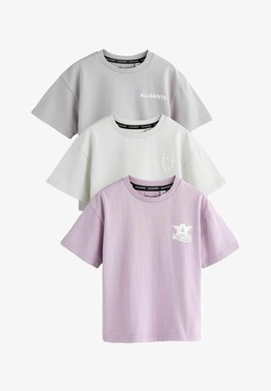 Tre kortærmede AllSaints t-shirts i grå, off-white og lavendel med mærkelogoer på venstre brystområde.
