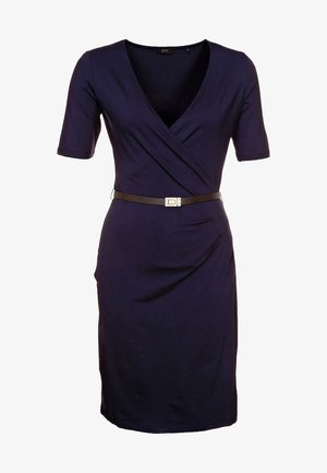 Abito avvolgente blu navy con maniche corte, scollatura a V e silhouette aderente. Presenta una cintura marrone con fibbia argentata. Tessuto con una texture liscia.