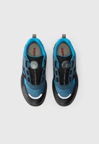 Blaue und schwarze Sportschuhe verfügen über ein strukturiertes Material, einen runden Dialverschluss und eine reflektierende Akzentuierung an der Zehe. Die Markenbezeichnung ist auf der Innensohle sichtbar.