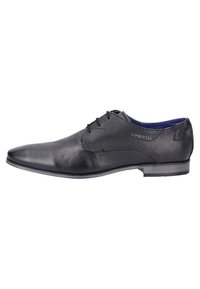 Chaussure habillée en cuir pour hommes noirs, avec un motif texturé, un laçage et un talon bas, présentée en profil latéral sur fond blanc.