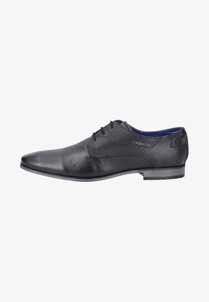 Chaussure habillée en cuir pour hommes noirs, avec un motif texturé, un laçage et un talon bas, présentée en profil latéral sur fond blanc.