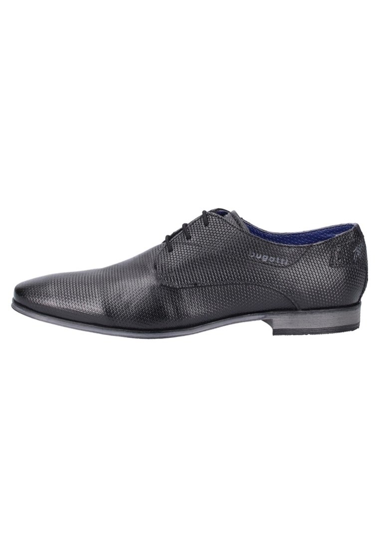 Chaussure habillée en cuir pour hommes noirs, avec un motif texturé, un laçage et un talon bas, présentée en profil latéral sur fond blanc.