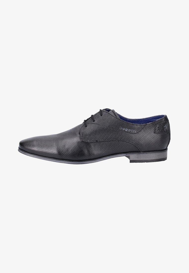Chaussure habillée en cuir pour hommes noirs, avec un motif texturé, un laçage et un talon bas, présentée en profil latéral sur fond blanc.