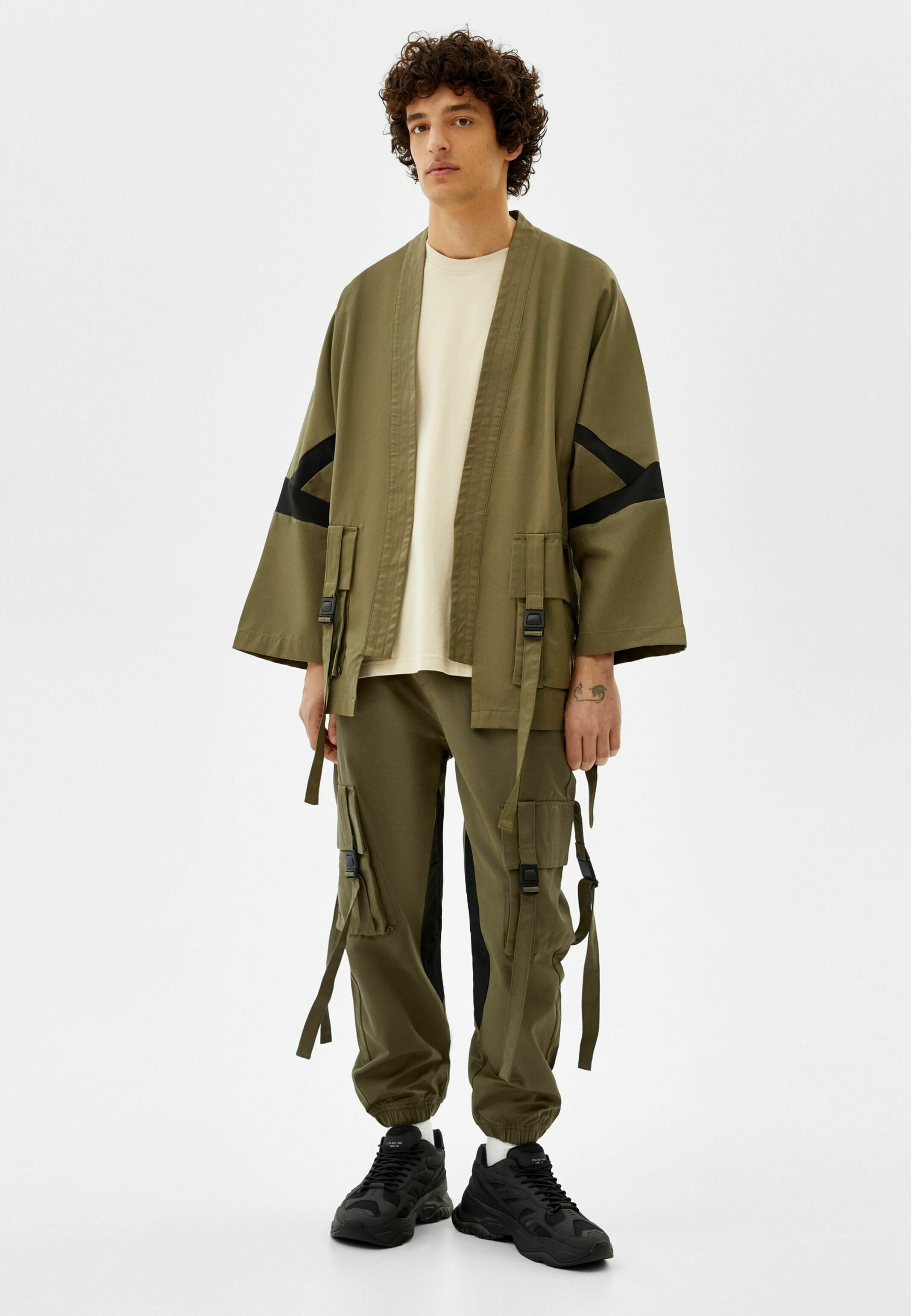 Bershka WITH STRAP DETAILS - Pantaloni cargo - khaki/cachi - Zalando.it