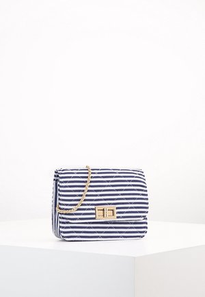 Blå- og hvidstribet stofhåndtaske med en guldkæde som rem og en rektangulær spænde, med et foldet design og tekstureret overflade.