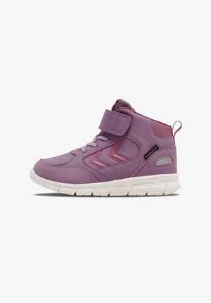 Lila High-Top-Sportschuh mit synthetischem Obermaterial, Mesh-Akzenten, Klettverschluss und strukturierter weißer Gummisohle. Hat ein Zickzack-Design.