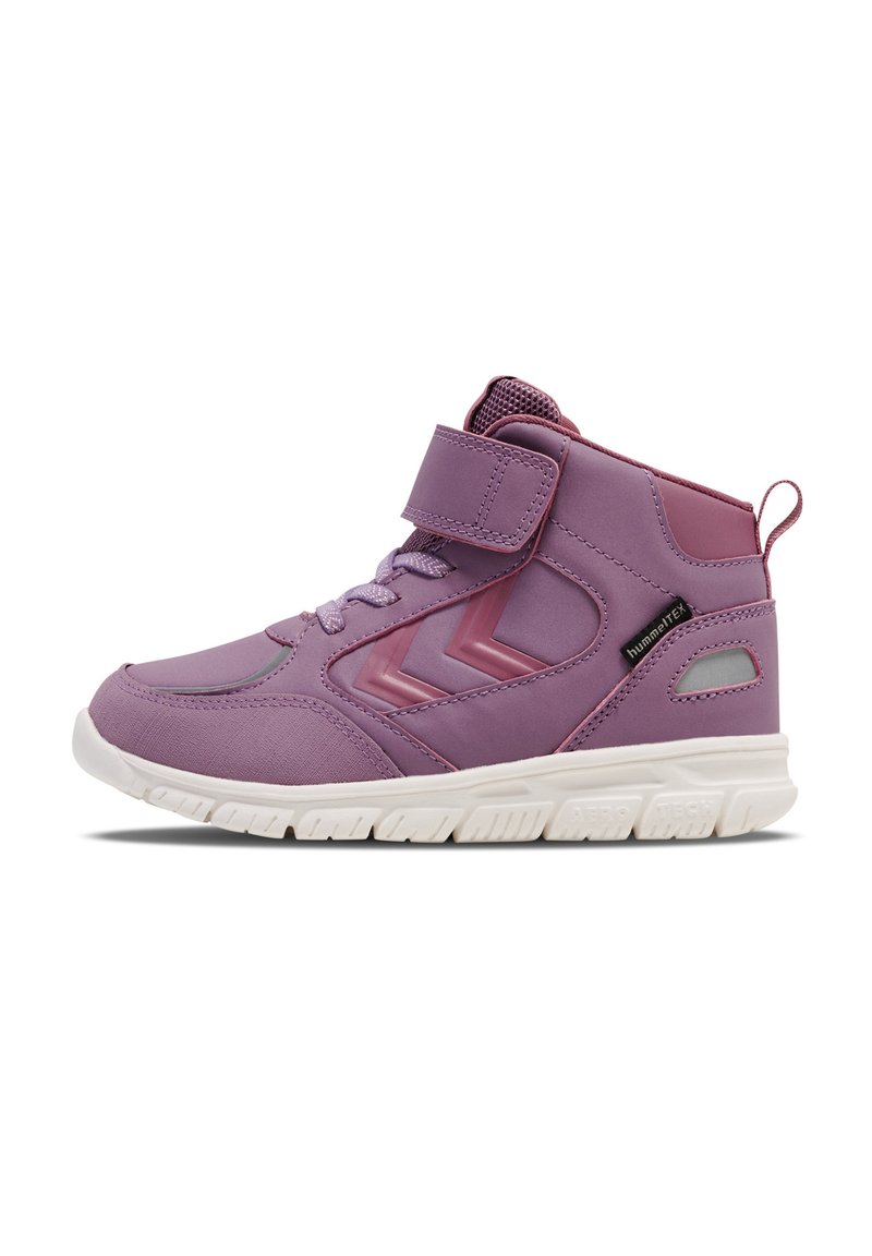 Chaussure de sport montante violette avec dessus synthétique, accents en mesh, bride en velcro et semelle en caoutchouc blanche texturée. Présente un motif en zigzag.