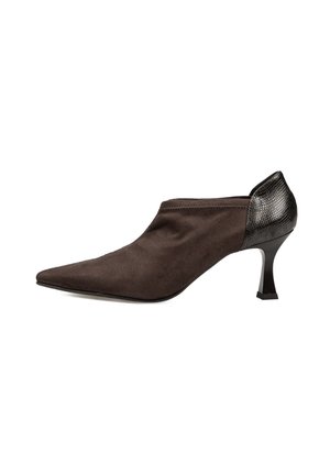 Zapato de mujer negro de punta fina con tacón bajo curvado y panel trasero texturizado.