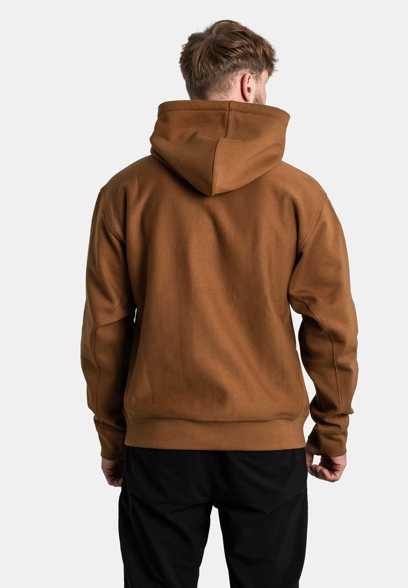 Sudadera marrón con una capucha grande y ajustable, que presenta un tejido texturizado y suave, así como puños acanalados. La parte trasera muestra un diseño sencillo y un color sólido.