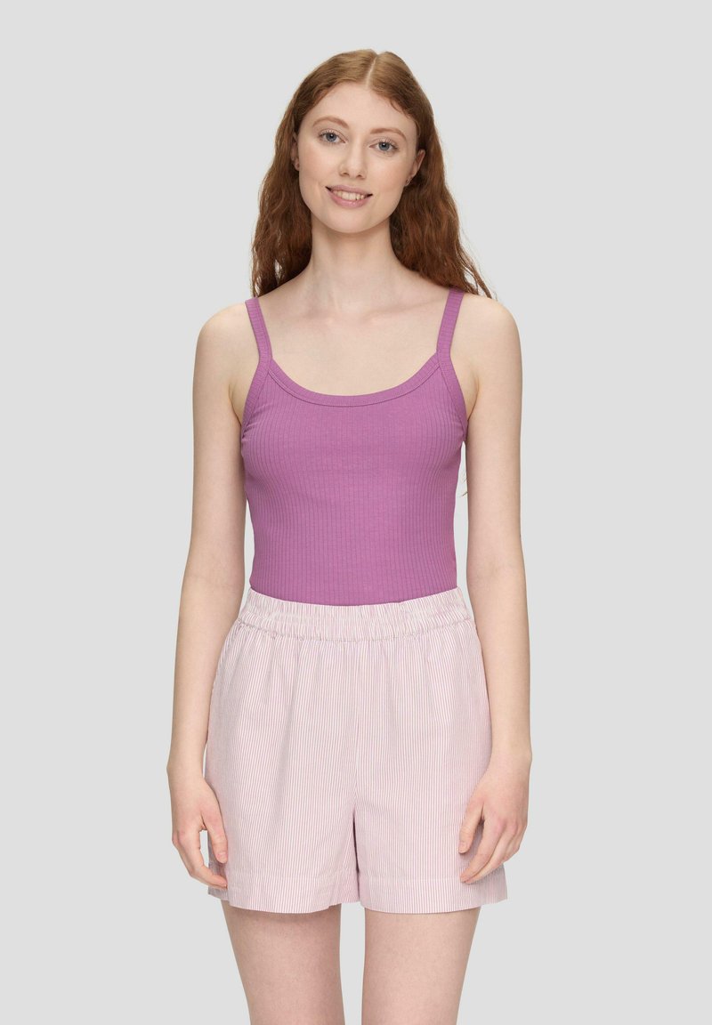 Lila geripptes Tanktop mit dünnen Trägern, kombiniert mit hellrosa gestreiften Shorts. Die Shorts haben einen elastischen Bund und einen lockeren Schnitt.