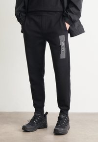 Calvin Klein HORIZONTAL LOGO SWEATPANTS - Παντελόνι φόρμας - black