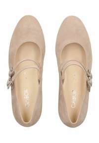 Beige suède Mary Jane-schoenen met dubbele gespen, afgeronde neuzen en open zijkanten. Het interieur heeft een gladde voering met metallic logodetail.