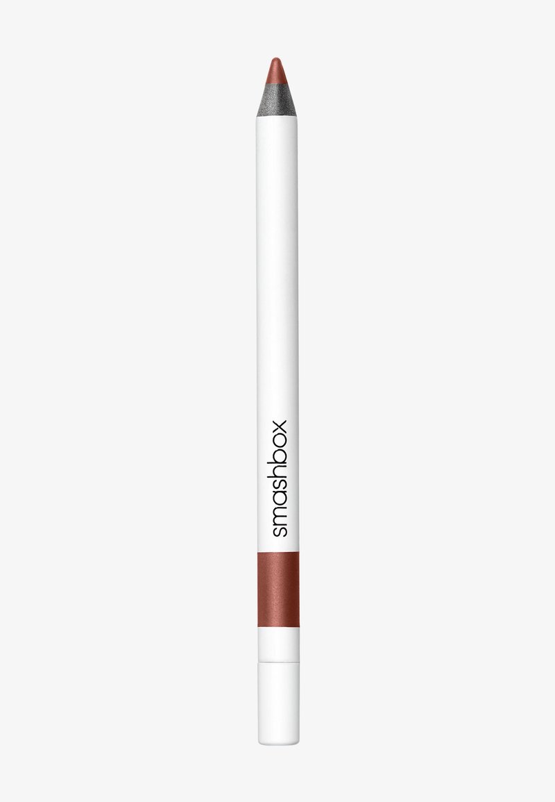 Crayon à lèvres Smashbox dans un étui cylindrique blanc, avec une pointe effilée dans une teinte de brun atténué et des accents métalliques à l'extrémité.