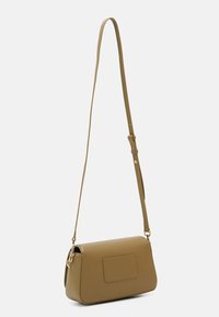Brązowa torebka na ramię z ekoskóry o prostokątnym kształcie, z regulowanym paskiem i przednią kieszenią naszytą. Gładka faktura i złote detale.