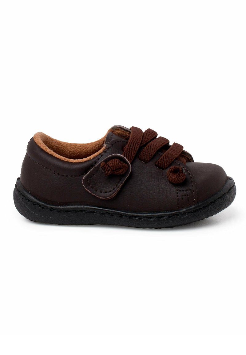 Braune Leder-Schuhe mit runder Zehenpartie, Schnürverschluss und weicher Innenausstattung. Schwarze Gummisohle mit genähten Akzenten.