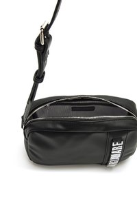 Schwarze Nylon-Umhängetasche mit strukturierter Oberfläche, die mit einem Reißverschluss, gestreiftem Innenfutter und einem Markenakzent ausgestattet ist. Verstellbarer Riemen inklusive.