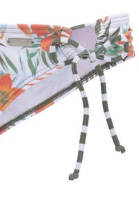 Blumiger Bikini-Unterteil in Weiß mit orangefarbenen Blumen, grünen Blättern und olivgrünen gestreiften Bändern. Besitzt eine schimmernde Oberfläche und ein metallisches Markenetikett.