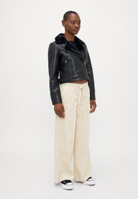 Vero Moda Petite VMHAILEY COATED JACKET - Giacca in similpelle - black