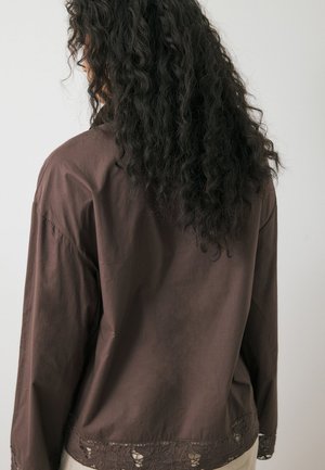 NA-KD EMBROIDERED LONG SLEEVE - Nööpidega pluus - brown