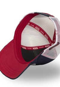 Casquette trucker rouge et marine avec une visière incurvée et un dos en mesh. L'intérieur est pourvu d'une doublure noire et d'un bandeau en tissu avec logo.