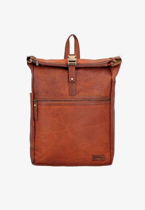 Pruun nahast rullkatteloaga seljakott esiküljel lukuga tasku ja metallist pandlaga sulgumisega valgel taustal.