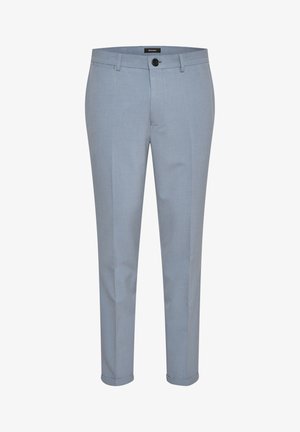 Pantalon ajusté bleu clair en tissu lisse ; il présente une fermeture éclair, un bouton de fermeture et deux poches latérales.