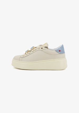 Sneaker in pelle beige con una spessa suola bianca, dotata di occhielli dorati decorativi e di un accento posteriore blu chiaro con un dettaglio a stella rossa.