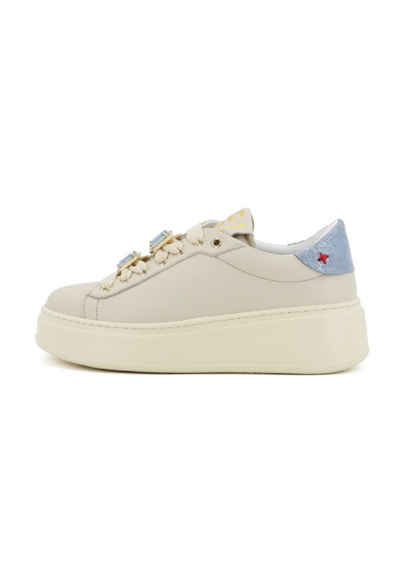 Sneaker in pelle beige con una spessa suola bianca, dotata di occhielli dorati decorativi e di un accento posteriore blu chiaro con un dettaglio a stella rossa.
