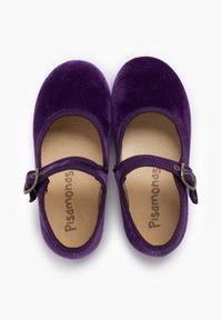 Paarse fluwelen Mary Jane schoenen met een bandje en gesp, ronde neuzen, zachte textuur en lederen binnenzool met "Pisarhonas" branding.