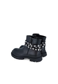 Botas de tobillo de cuero negro con tachuelas plateadas en forma de estrella y corazón, con un acabado texturizado y suelas de goma gruesas para mayor agarre.