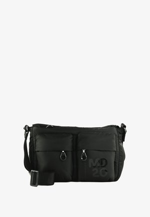 Sac d'épaule noir rembourré avec deux poches avant, fermetures éclair, bandoulière réglable, et logo MD embossé sur le côté. Matériau texturé avec des accents brillants.