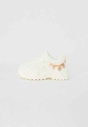 Beli sneakersi z robustnim podplatom, teksturiranim premazom in stransko verigo z detajli srca in obeska. Vključenih je tudi vezanje in oblazinjen ovratnik.