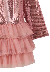 Abito rosa con top di paillettes e gonna trasparente con volant. Girocollo, maniche lunghe, tessuto in tulle stratificato che aggiunge texture.