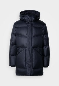 Casaco puffer azul-marinho com capuz, fecho frontal com zíper e dois grandes bolsos laterais. O tecido apresenta uma textura lisa e brilhante, com costuras diagonais.