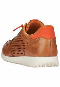 Hnědá kožená bota s perforovaným designem, oranžovým akcentem na patě a bílou texturovanou podrážkou pro lepší trakci.