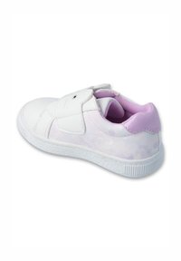 Białe sneakersy z purpurowymi akcentami i kwiatowym wzorem. Posiadają rzep i teksturowaną podeszwę dla lepszej przyczepności. Okrągły nos.