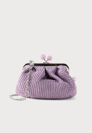 Levanduľová pletená listová kabelka so strieborným kovovým rámom, okrúhlym levanduľovým zapínaním a strieborným reťazovým popruhom na jednoduchom svetlom pozadí.