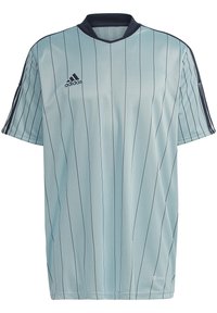 Maillot bleu clair à manches courtes avec des rayures verticales noires, col en V, et logo adidas en haut à gauche. Fabriqué en tissu respirant.