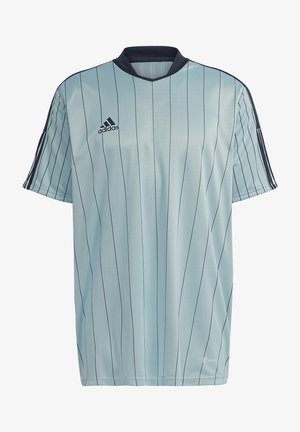 Maillot de sport bleu clair avec des rayures verticales, manches courtes et accents bleu foncé ; associé à un short marine et des chaussures de sport noires.