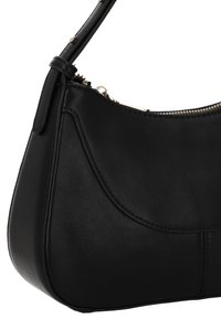 Schwarze Leder-Hobo-Tasche mit geschwungener Form, glatter Textur und einem Reißverschluss oben. Verfügt über einen schlanken Träger und dezente Nähte.