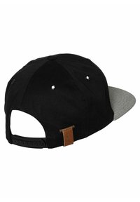 Sort kasket med grå skygge, lavet af stof. Har en lædermærke på siden og ventilationshuller. Justerbar rem bagpå.